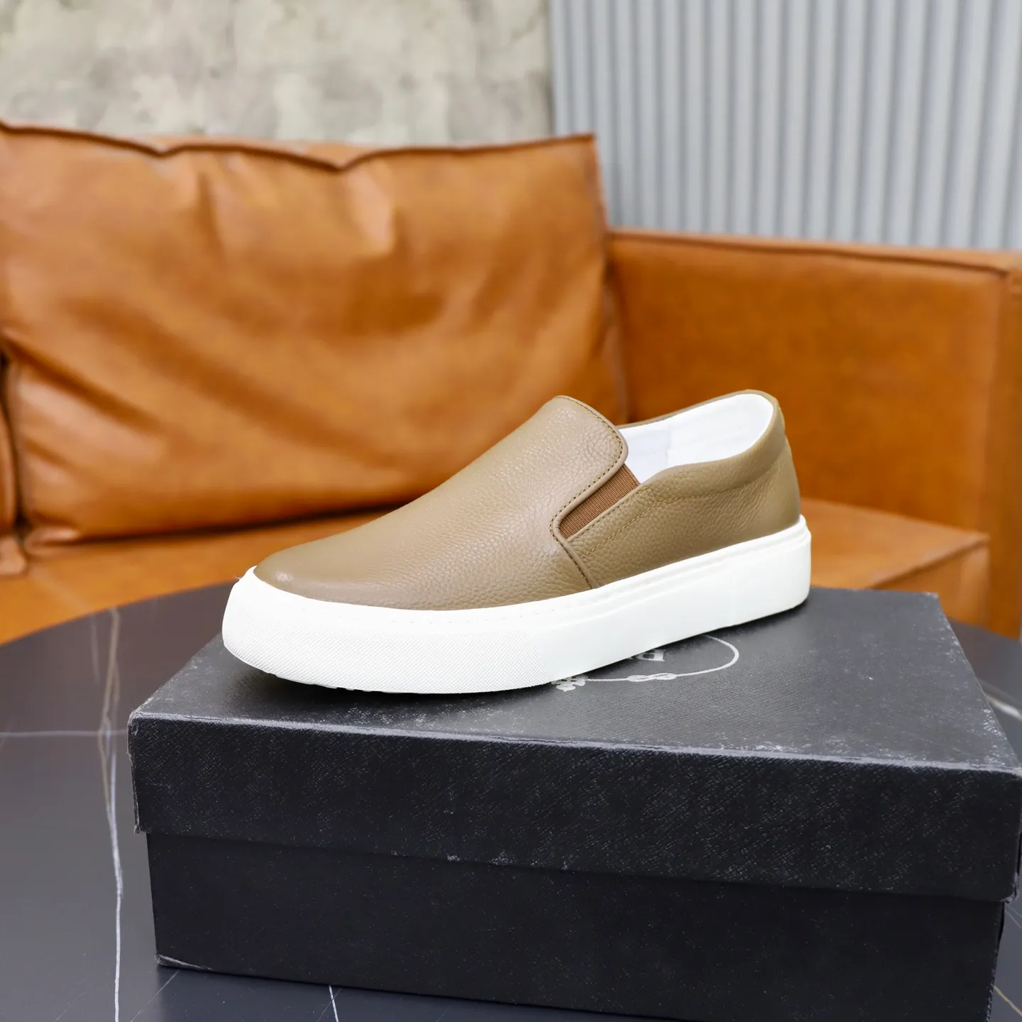 Ex-factory price: 420💰🙅‍♂️🙅‍♂️🙅‍♂️ Brand: PRADA Standard code: 38–44 (45 can be customized) Grade: Same as the official website Material: Original cowhide fabric Comfortable pigskin lining Lightweight wear-resistant outsole Style category: Men's fashionable casual shoes and boots Running sports shoes Distinguished luxury brand elements Top luxury Color: actual picture color